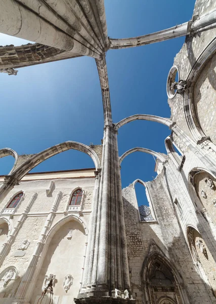 リスボン, ポルトガルのカルメル山の聖母修道院。中世の修道院は地震の間に台無しにされました。. — ストック写真