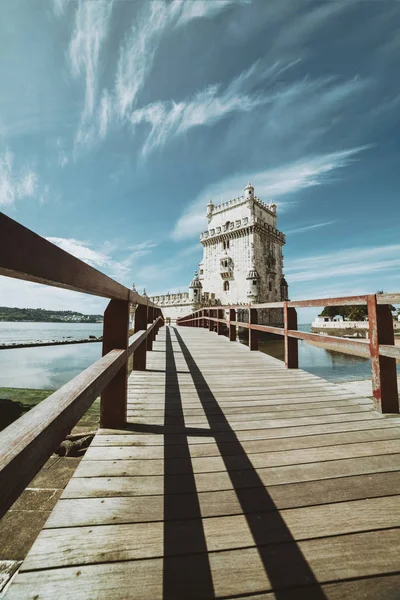 Amplia vista angular de la Torre de Belem - Antigua torre de defensa en el río Tajo - Lisboa Portugal — Foto de Stock