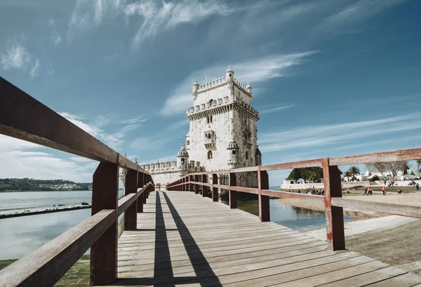 Широкоугольный вид на Белемскую башню - Старая оборонительная башня на реке Тагус - Лиссабон Португалия — стоковое фото