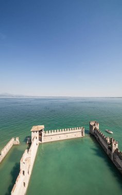 Sirmione'da Scaliger Kalesi'nin havadan görünümü. Garda Gölü - İtalya .