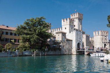 Sirmione'da Scaliger Castle. Garda Gölü - seyahat hedef İtalya .