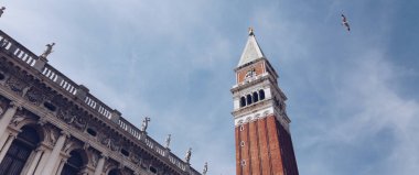 Afiş geniş açılı görünüş batımında St Marco veya Saint Mark's Meydanı Venedik - İtalya