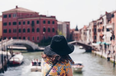 Arkadan görünüşü şapka ayakta bir kızla köprüde üzerinde canal, Venice - İtalya