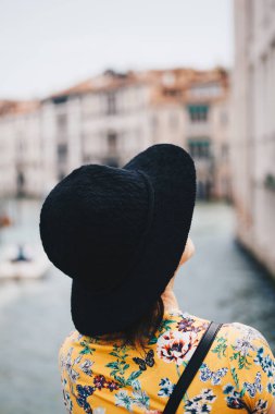 Arkadan görünüşü şapka ayakta bir kızla köprüde üzerinde canal, Venice - İtalya.