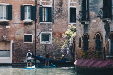 Baba ve oğul Venedik kano kürek kurula - şehir - su yolları ziyaret için alternatif bir yol