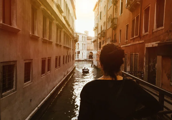 Köprüde canal, Venice - İtalya üzerinde duran bir üzgün kadın arkadan görünüm