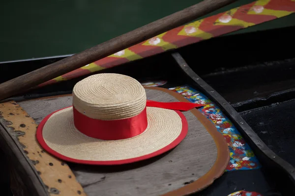 Close-up de um chapéu gondoleiro tradicional em Veneza - Itália — Fotografia de Stock