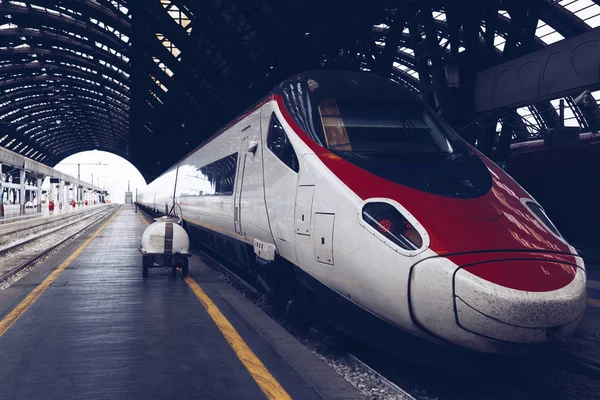 Comboio de alta velocidade na estação ferroviária central de Milão - Itália — Fotografia de Stock
