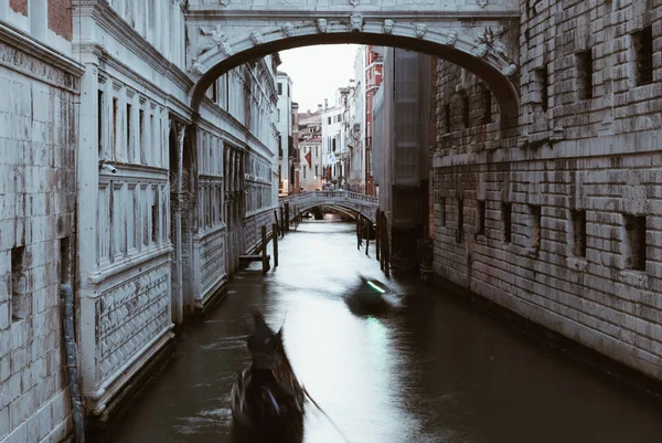Longa exposição da Ponte dos Suspiros com gôndolas borradas em Veneza, Itália grande canal — Fotografia de Stock