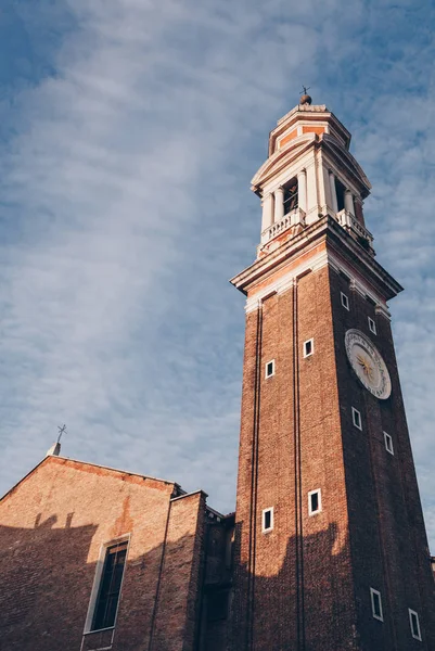 Oude middeleeuwse gebouwen kerk in Venetië — Stockfoto