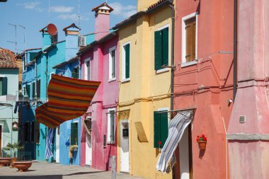 Renkli evlerin geleneksel Burano görünümünü. Venedik