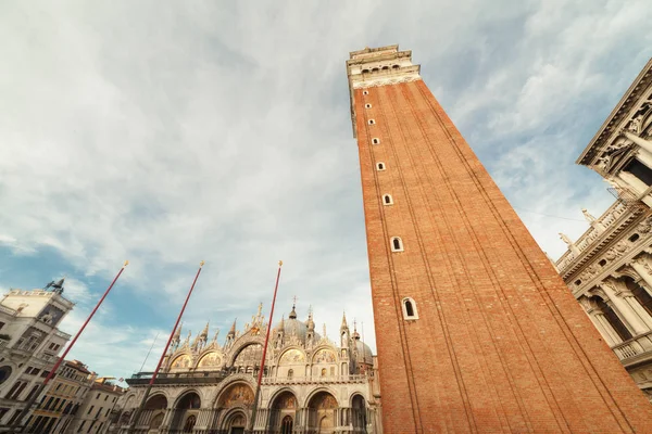 Pt - イタリアのヴェネツィアの聖マルコの広角ビュー — ストック写真