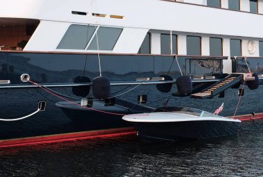 Lüks yatın yanında küçük bir tekne..