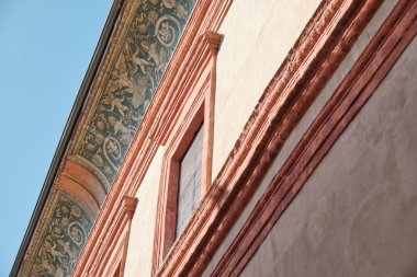 Cremona şehrinde dekore edilmiş yüzüyle antik bir bina..