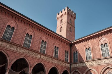 Trecchi Sarayı 'nın tarihi avlusu ve kulesi Cremona (Lombardy, İtalya