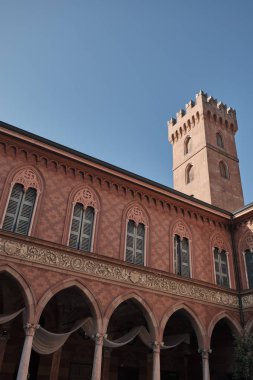 Trecchi Sarayı 'nın tarihi avlusu ve kulesi Cremona (Lombardy, İtalya