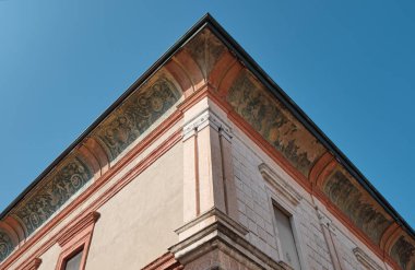 Cremona şehrinde dekore edilmiş yüzüyle antik bir bina..
