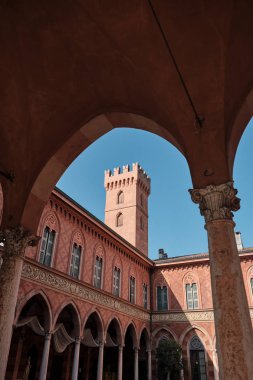 Trecchi Sarayı 'nın tarihi avlusu ve kulesi Cremona (Lombardy, İtalya)
