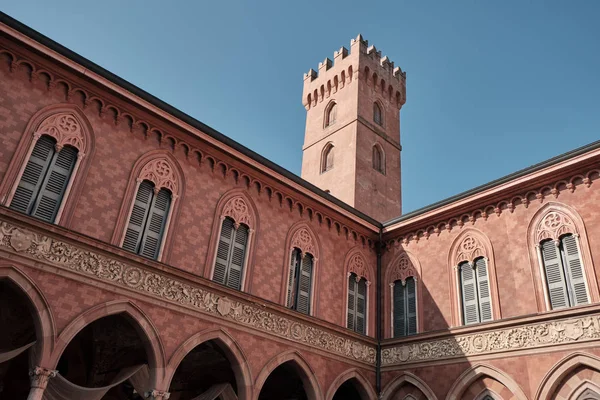 Historické nádvoří a věž paláce Trecchi Cremona (Lombardie, Itálie — Stock fotografie