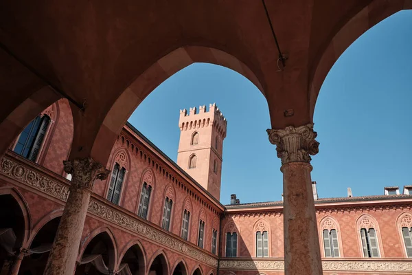 Historické nádvoří a věž paláce Trecchi Cremona (Lombardie, Itálie — Stock fotografie
