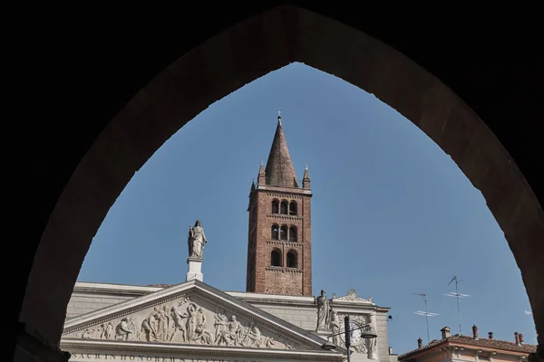 Vista a través del arco de la Catedral con el baptisterio contiguo y famoso campanario Torrazzo Lombardía, Italia . — Foto de Stock