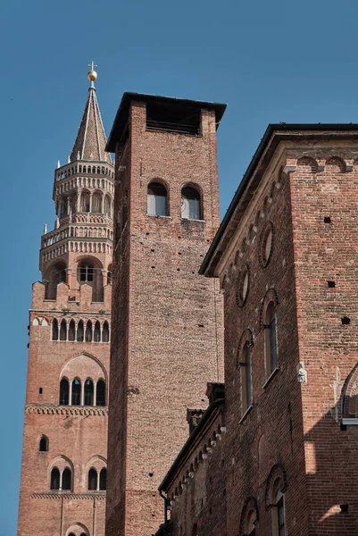 Historická věž a budova ve městě Cremona Lombardie - Itálie. — Stock fotografie