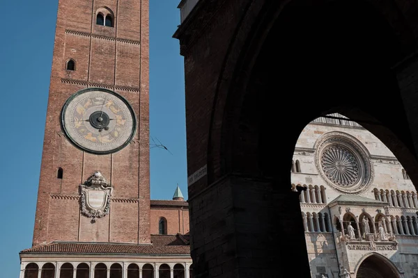 Cremona katedrála s přilehlým křtitelnice a slavný Torrazzo zvonice-trh náměstí Piazza Duomo, Lombardie, Itálie. — Stock fotografie