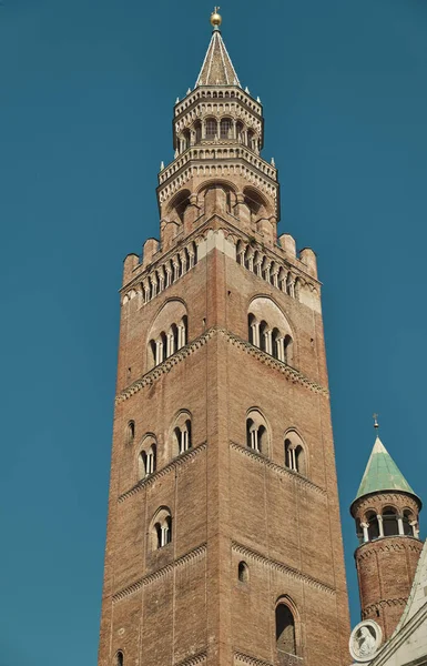 Cremonská katedrála s přilehlou křtitelnicí a slavnou zvonicí Torrazzo-tržnice náměstí Piazza Duomo, Lombardie — Stock fotografie