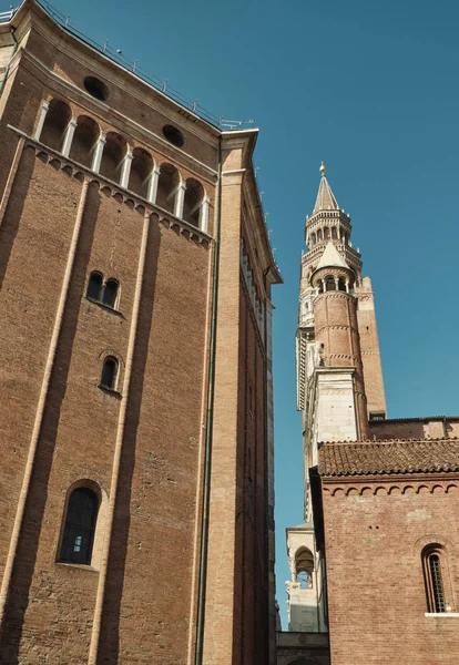 Cremonská katedrála s přilehlou křtitelnicí a slavnou zvonicí Torrazzo-tržnice náměstí Piazza Duomo, Lombardie — Stock fotografie