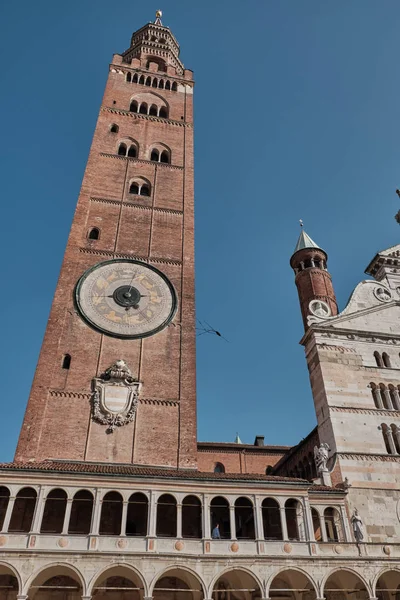 隣接する洗礼堂と有名なTorrazzo鐘楼とクレモナ大聖堂-市場広場広場広場,ドゥオーモ,ロンバルディア,イタリア. — ストック写真