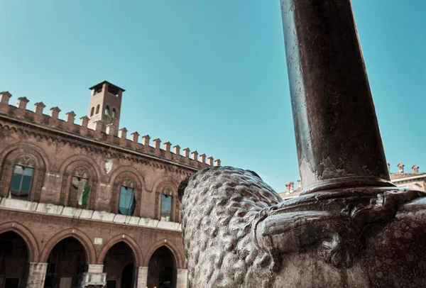 Socha lva hledící Cremona katedrála s přilehlým křtitelnice a slavný Torrazzo zvonice-trh náměstí Piazza Duomo, Lombardie. — Stock fotografie
