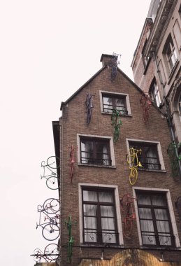 Brüksel 'deki tipik cephe, Belçika Kasım 2019' da duvarında bisikletiyle .