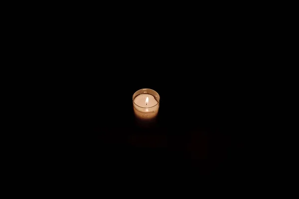 Маленькая свечка в темноте - концепция надежды  . — стоковое фото