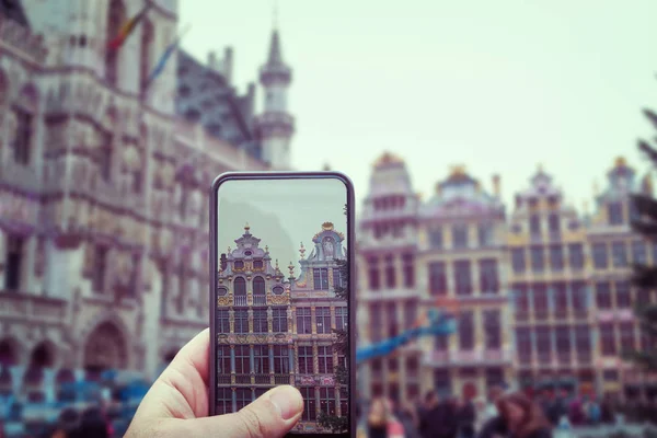 Сфотографироваться со смартфоном на великолепном месте - типичный фасад Брюсселя с велосипедом на стене Бельгия — стоковое фото