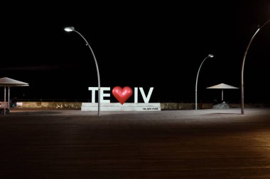 Aralık 2019 Tel Aviv - İsrail, liman yakınlarındaki şehrin gece tabelalarına bakıyor.