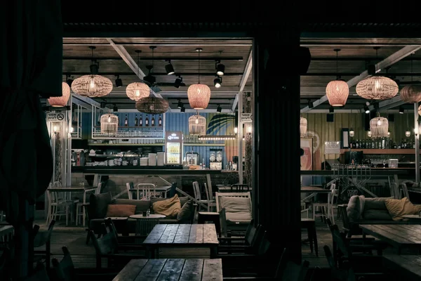 Aralık 2020 Tel Aviv, İsrail Tel Aviv 'de gece lamba gece hayatı olan boş bir bar. .