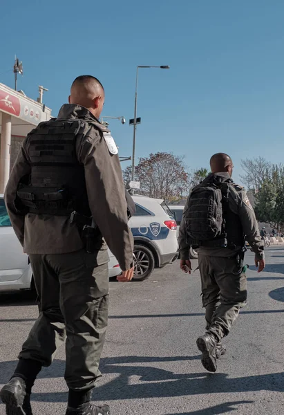 Dezember 2019 - Israelische Polizisten gehen in der Nähe des Damascus-Tores vor der Westmauer der Altstadt von Jerusalem. — Stockfoto