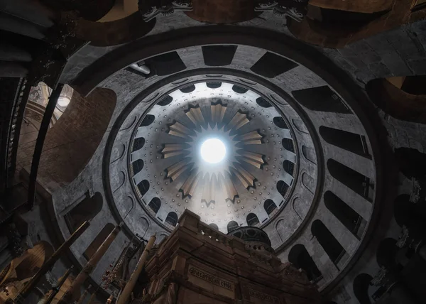 Rayos de luz a través de la cúpula de la Iglesia del Santo Sepulcro - Piedra de la Unción en Jerusalén, Israel . — Foto de Stock