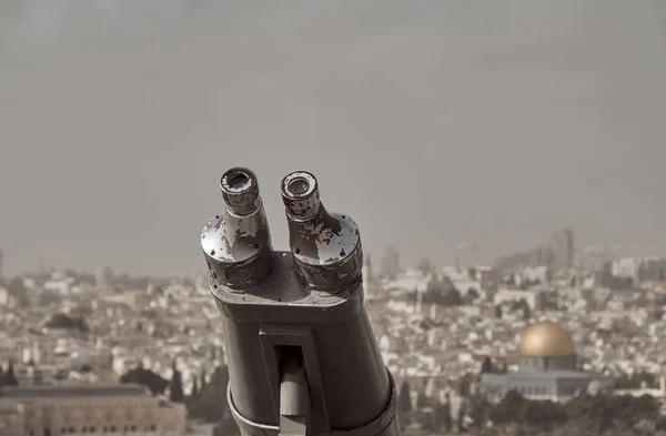 Binoculars and Panoramic view to Jerusalem old city from the Mount of Olives, Israel. — Stock Photo, Image