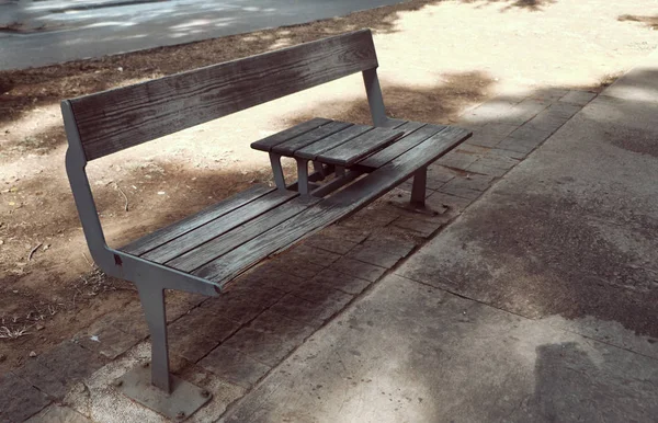 Public bench with table in the center — Stock Photo, Image