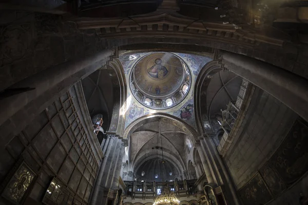 2019. dec. - mennyezet a Szent Sepulcher templomban - A szentség köve Jeruzsálemben, Izraelben. — Stock Fotó