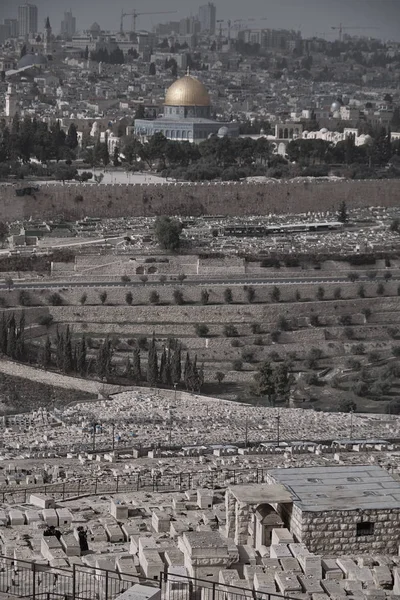 Gru 2019 Cmentarz i Stare Miasto w Jerozolimie na Górze Oliwnej, Izrael. — Zdjęcie stockowe