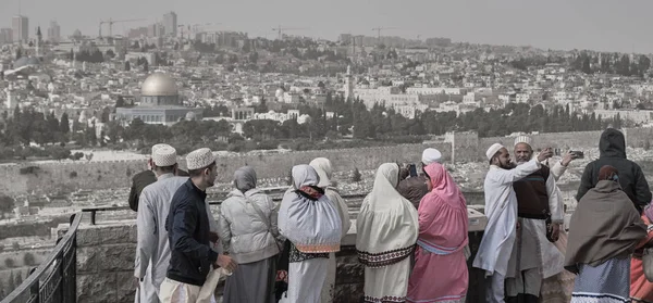 Muzułmańska grupa turystów z widokiem na Stare Miasto w Jerozolimie z Góry Oliwnej, Izrael - grudzień 2019. — Zdjęcie stockowe