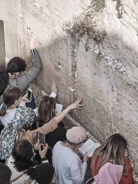 DEC 2019 Jerusalem - Girls and woman praying the wailing wall in their side - (WOW) woman of the wall - ISRAEL . — Stock Photo, Image