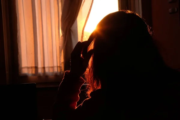 夕阳西下时 在窗前房间里悲伤的女人或女孩 概念忧郁 精神疾病 — 图库照片