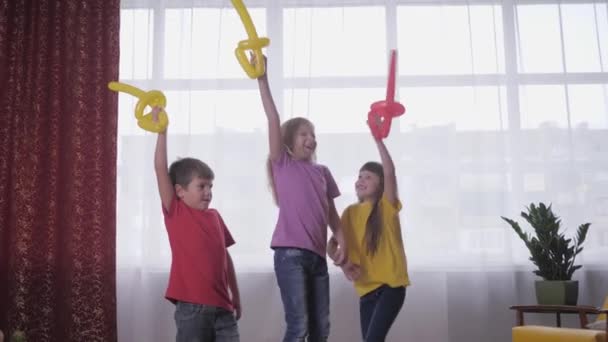 Festa per bambini, divertenti piccoli amici combattono con palloncini d'aria durante i giochi per bambini attivi — Video Stock
