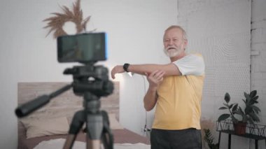 Blog sağlığı, popüler medya kişiliği sporu ve sağlıklı yaşam tarzını seven yaşlı bir adam. Etkilenenler blogu için cep telefonuna egzersiz yazıyorlar ve abonesine yararlı tavsiyelerde bulunuyorlar.