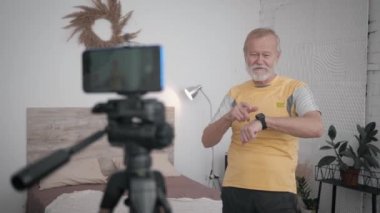 Sağlıklı yaşam tarzı konsepti vlog 'da abonelere akıllı saat reklamları yapan eski çağdaş blog yazarları, sosyal medya pazarlamaları