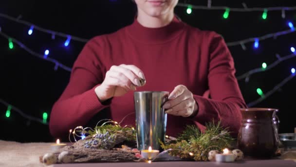 友人とのクリスマスパーティーのお祝いのための伝統的な飲み物の準備プロセス — ストック動画