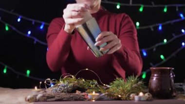 Tatil sezonunu eggnog ile geçiriyor, kız geleneksel yumurta kokteylini karıştırıcıyla kırbaçlıyor ve hafta sonu arkadaşlarıyla birlikte bardağa döküyor.